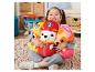 Une fille avec des peluches Paw Patrol, dont Chase, Marshall et Skye.
