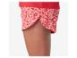 Short et haut à fleurs rouges et roses.