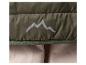 Détail d'une veste matelassée olive avec un logo de montagnes.