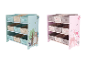 Étagères de rangement pour jouets d'enfants avec bacs en tissu, une bleu clair avec animaux de la forêt et une rose avec des cerfs.