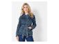 Une femme porte une veste en jean bleu avec une ceinture.