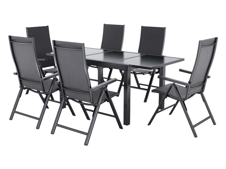Ensemble de salle à manger d'extérieur gris foncé avec une table rectangulaire et six chaises pliantes.