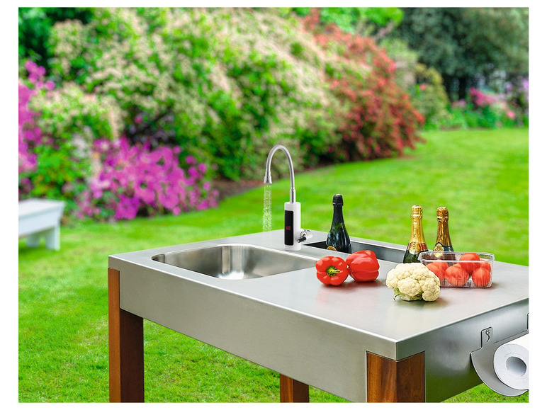 Une cuisine extérieure avec un évier, un robinet et des accessoires