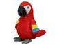 Un perroquet rouge en peluche avec des ailes jaunes et bleues.