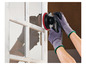 Une main utilise une ponceuse Parkside pour poncer un cadre en bois.