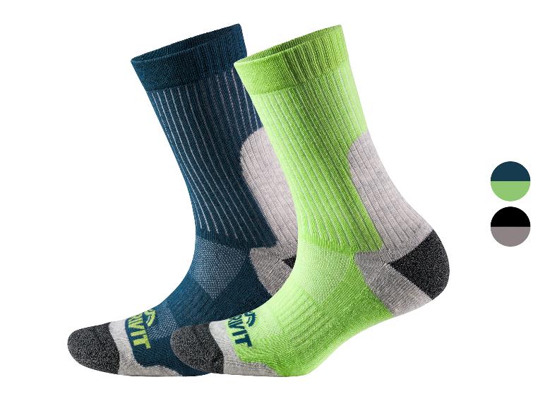 Deux chaussettes de sport, une bleu foncé et une vert lime, avec des accents gris et noirs.