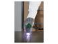 Une personne coupant du métal avec une torche plasma.