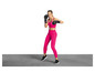 Une femme en tenue de sport rose boxe avec des gants de boxe noirs.
