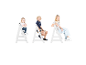 Trois enfants assis sur des chaises hautes blanches réglables.