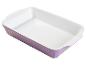 Un plat à gratin de couleur violette.