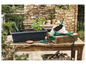 Accessoires de jardinage, y compris un arrosoir, un pot de fleurs et des ciseaux d'élagage.