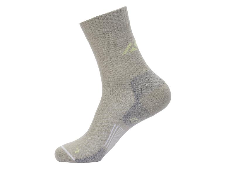 Une chaussette de sport gris clair avec un logo vert clair et des rayures blanches.
