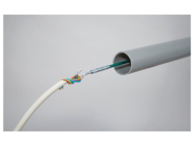 Câble connecté à un outil pour tirer les fils à travers un conduit