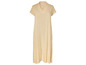 Une longue robe d'été beige à manches courtes.