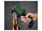 Un décapsuleur vert et noir ouvrant une bouteille de bière.