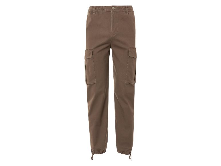 Pantalon cargo marron avec cordon de serrage en bas.