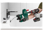 Une perceuse Parkside est utilisée pour actionner un nettoyeur de canalisation dans un lavabo de salle de bain.