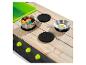 Cuisine en bois avec ustensiles de cuisine jouets et aliments en plastique.
