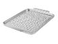 Plat rectangulaire perforé en métal pour grillades.