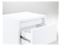 Tiroir blanc d'une table de chevet moderne.