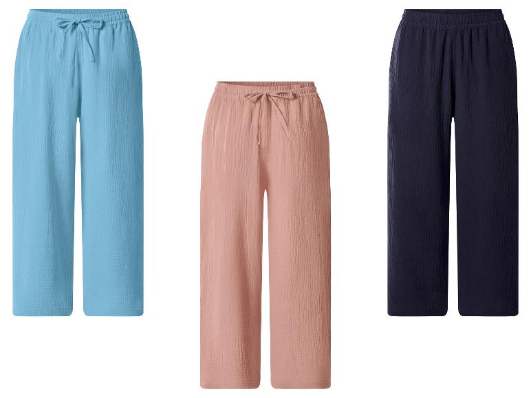 Trois pantalons larges en bleu clair, pêche et bleu marine, avec taille élastiquée.