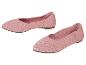 Une paire de ballerines roses en tissu tricoté.