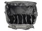 Sac organisateur en tissu gris avec plusieurs compartiments ouverts.