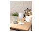 Lampe de table moderne, style minimaliste, sur une table en bois.