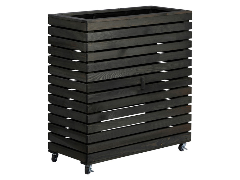 Une jardinière en bois noir sur roulettes.