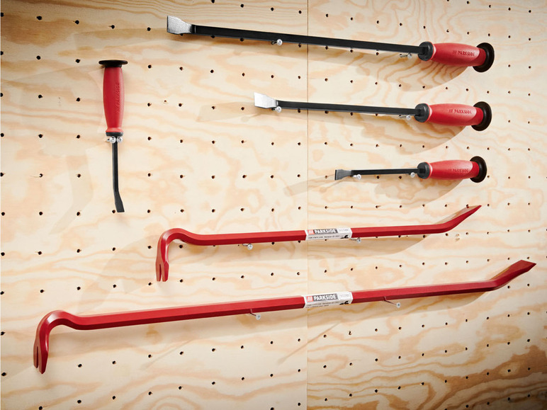 Des pieds de biche et un tournevis Parkside sur un mur en bois.