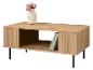Table basse en bois avec un vase de fleurs roses et des livres.