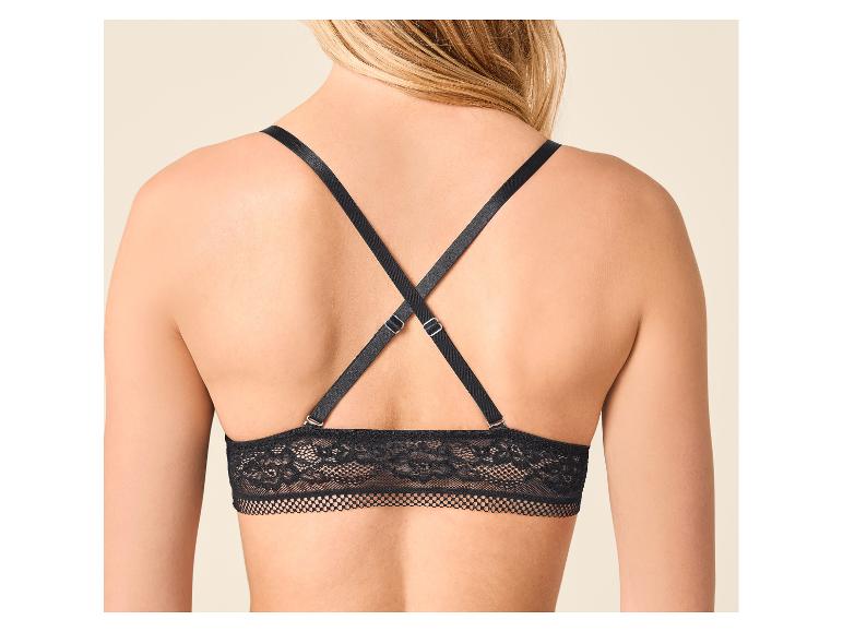 Femme en bralette en dentelle noire avec bretelles croisées dans le dos.