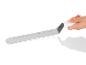 Une spatule Livarno blanche avec une lame en métal et une règle.