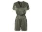 Combinaison short en satin vert olive.