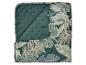 Couverture matelassée vert foncé avec motif de feuilles tropicales.