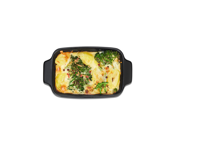 Un gratin avec des pommes de terre, du brocoli et du fromage.