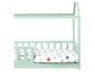 Un lit vert clair avec une tête de lit haute et un matelas avec un motif joyeux