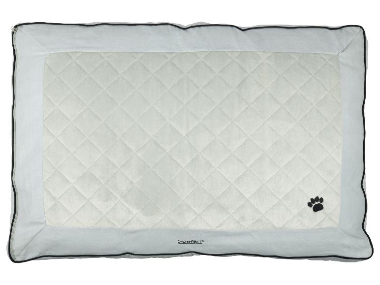 Coussin rectangulaire matelassé pour animaux de compagnie, gris clair avec bordure noire et patte brodée.