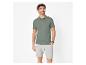 Homme en polo vert et short gris