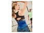 Sportive portant un soutien-gorge et une ceinture Crivit.