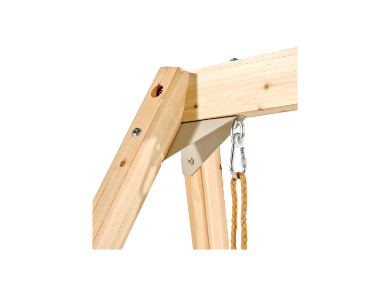 Détail en bois d'une balançoire avec mousqueton et corde orange.
