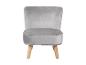 Chaise rembourrée gris clair avec pieds en bois, vue de face
