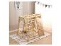 Structure de jeu en bois avec rampe d'escalade et filet, sur un tapis à motifs.