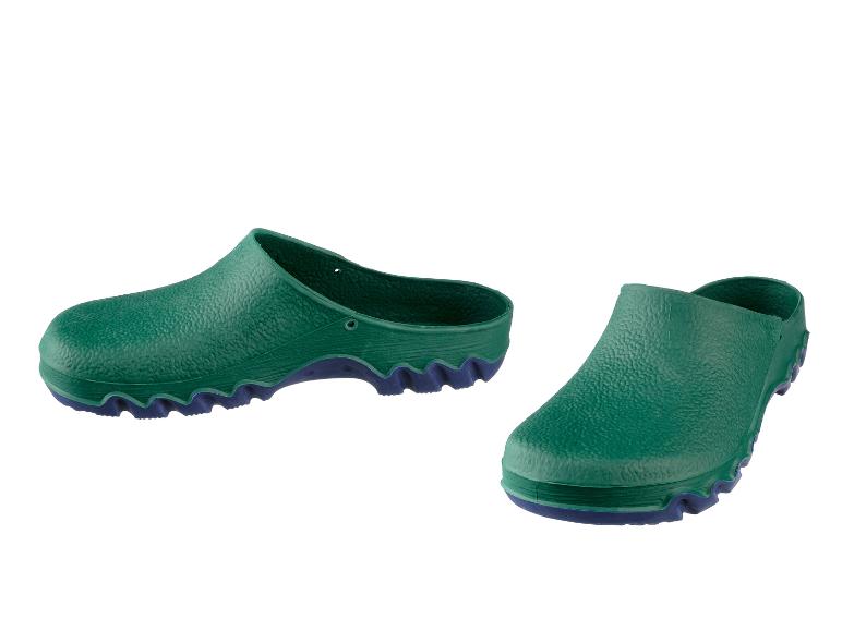 Deux paires de sabots verts avec une semelle bleue.