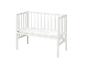 Lit bébé blanc avec matelas sur fond blanc.