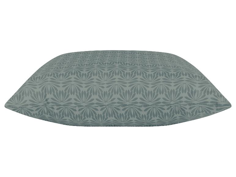 Coussin décoratif bleu-vert à motif floral.