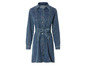 Une robe en jean bleu à manches longues et une ceinture.