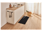 Tapis de cuisine noir avec l'inscription 'Kitchen' et des silhouettes de couverts.