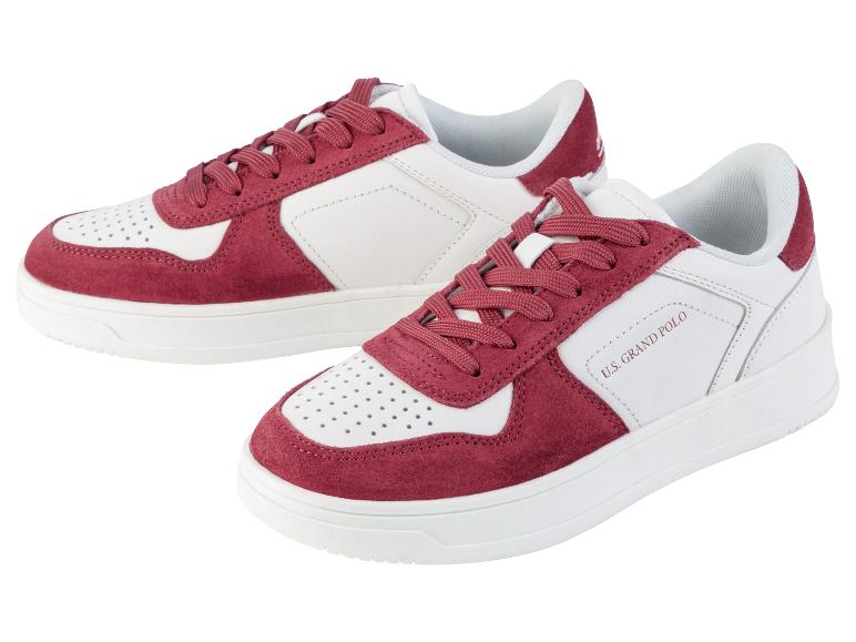 Deux paires de baskets blanches avec des détails en daim rouge de U.S. Grand Polo.