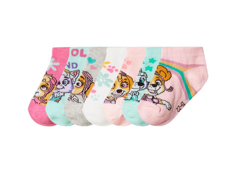 Lot de sept chaussettes pour enfants avec motifs de chiots et d'arcs-en-ciel.